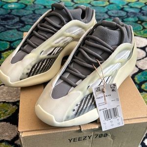 Yeezy 700 V3 Size 7 Brand New